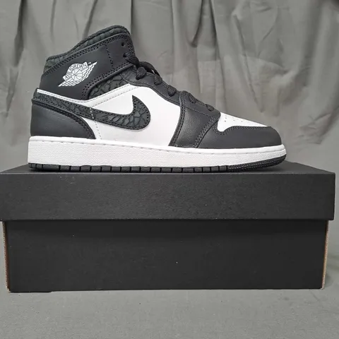 BOXED PAIR OF NIKE AIR JORDAN 1 MID SHOES IN BLACK/WHITE UK SIZE 5