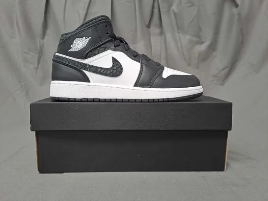 BOXED PAIR OF NIKE AIR JORDAN 1 MID SHOES IN BLACK/WHITE UK SIZE 5