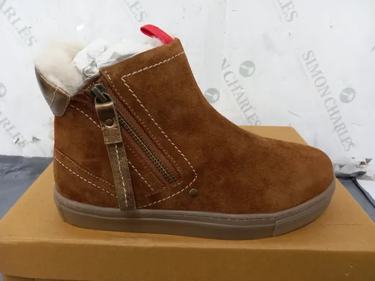 BOXED WHITE STUFF SHEARLING ZIP CUPSOLE BOOTS IN MID TAN - SIZE 3