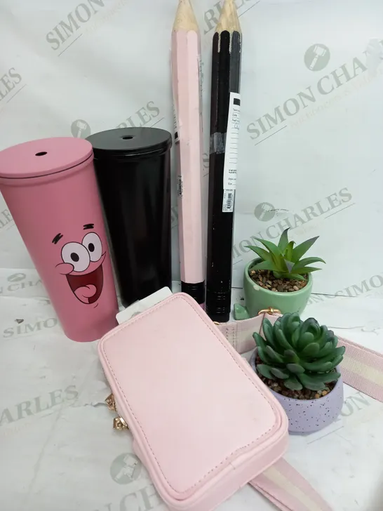 BOX OF APPROXIMATELY 15 ASSORTED ITEMS TO INCLUDE PATRICK CUP, PLANT DÉCOR, PHONE HOLDER BAG ETC