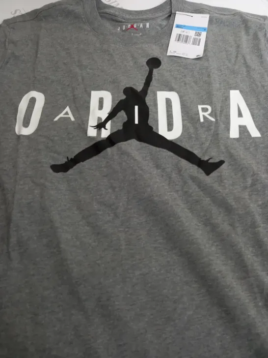 NIKE AIR JORDAN T-SHIRT IN GREY - MEDIUM