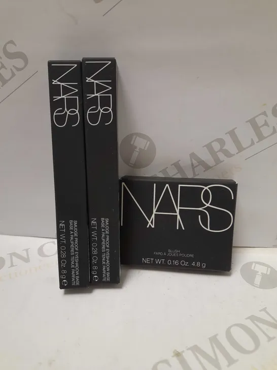 LOT OF 3 ASSORTED NARS PRODUCTS TO INCLUDE BLUSH POWDER - ORGASM & 2 X PRO-PRIME SMUDGE PROOF EYESHADOW BASE 