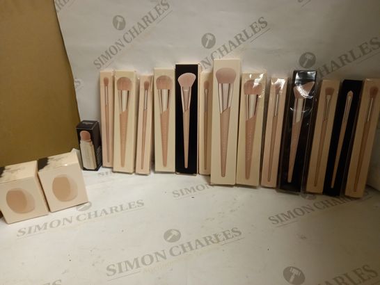 LOT OF APPROXIMATELY 16 FENTY BEAUTY MAKE-UP BRUSHES AND SPONGES