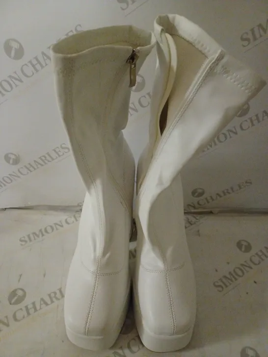 PAIR OF KOI WOMEN'S HEELED BOOTS WHITE SIZE 6