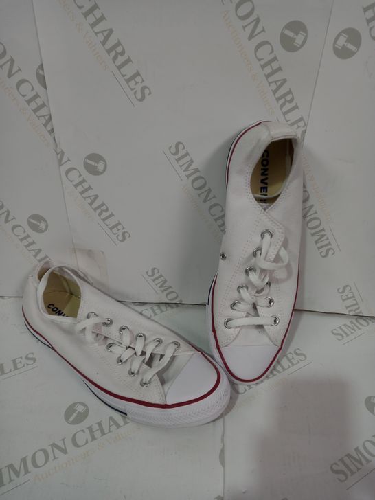 PAIR OF CONVERSE SIZE 8