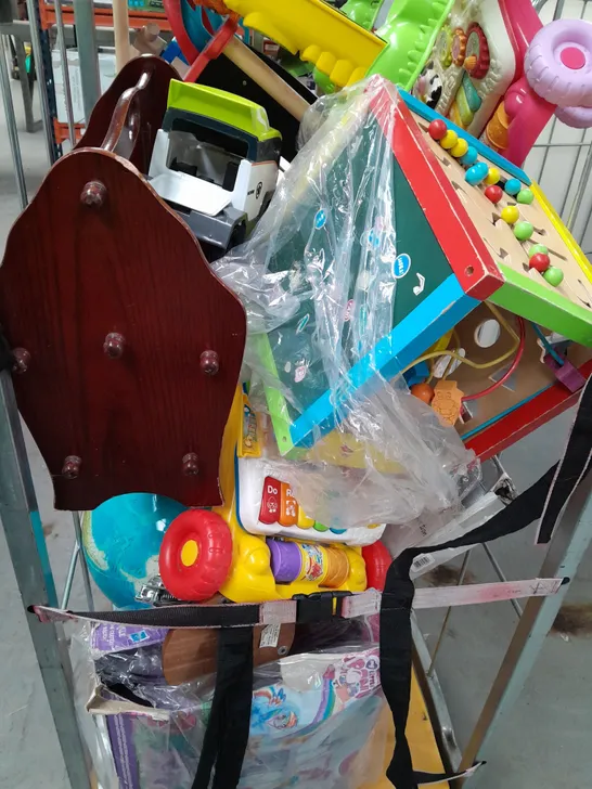 CAGE OF APPROXIMATELY 10 ASSORTED HOUSEHOLD ITEMS TO INCLUDE BOW & ARROW TOY, TENNIS RACKET, ETC - COLLECTION ONLY