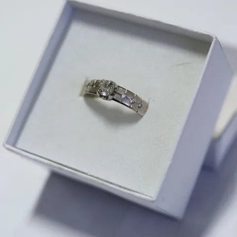 18CT WHITE GOLD DIAMOND RING SET WITH DIAMONDS TO SHOULDERS