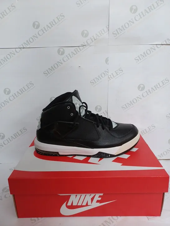 JORDAN FLIGHTS IN BLACK & WHITE - UK 10