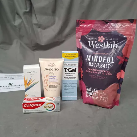 APPROXIMATELY 20 ASSORTED COSMETIC PRODUCTS TO INCLUDE WESTLAB BATH SALTS, AVEENO BABY LOTION AND TROPIC FACE POLISH ETC. 