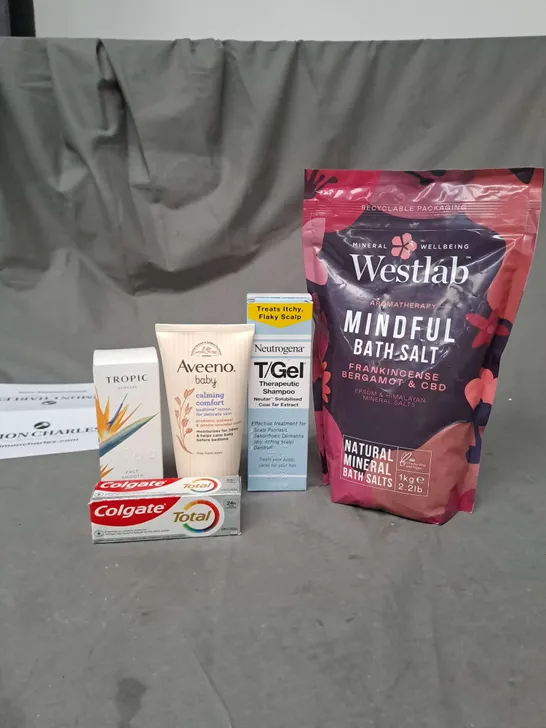 APPROXIMATELY 20 ASSORTED COSMETIC PRODUCTS TO INCLUDE WESTLAB BATH SALTS, AVEENO BABY LOTION AND TROPIC FACE POLISH ETC. 