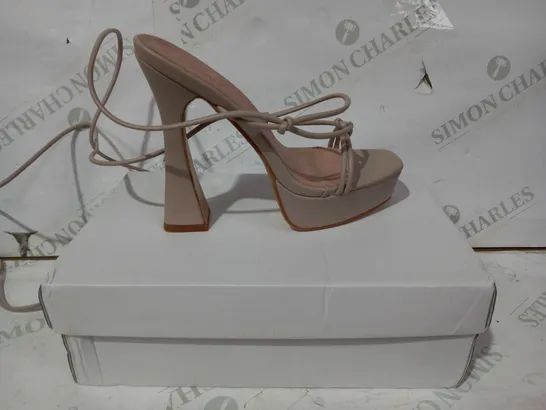 BOXED PAIR OF PRETTY LITTLE THING BLOCK HEELED SANDALS IN NUDE COLOUR UK SIZE 5