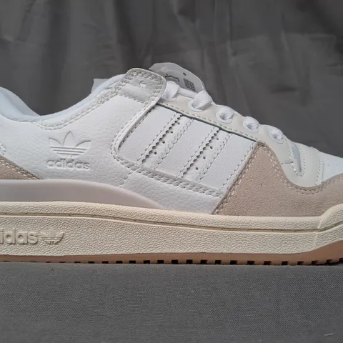 BOXED PAIR OF ADIDAS FORUM LO SHOES IN WHITE UK SIZE 6