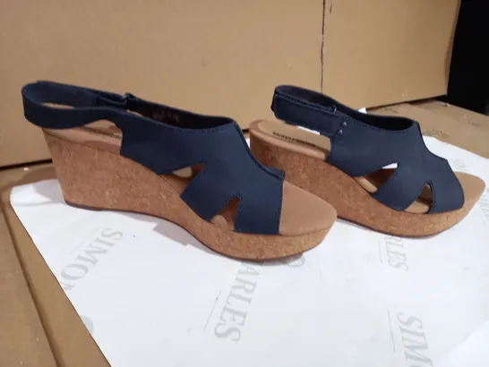 BOXED CLARKS ANNADEL BARI WEDGE SANDAL WIDE FIT BLUE STYLE SIZE 6