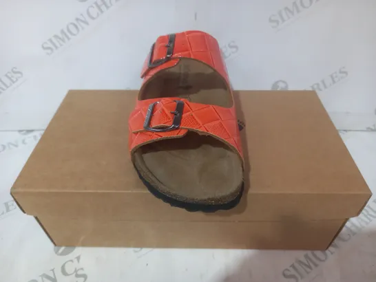 BOXED PAIR OF BONOVA OPEN TOE SANDALS IN ORANGE SIZE 6