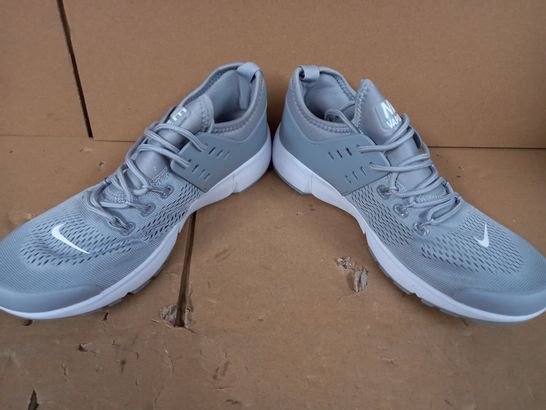 BOXED PAIR OF DESIGNER TRAINERS IN THE STYLE OF NIKE IN GREY EU SIZE 40