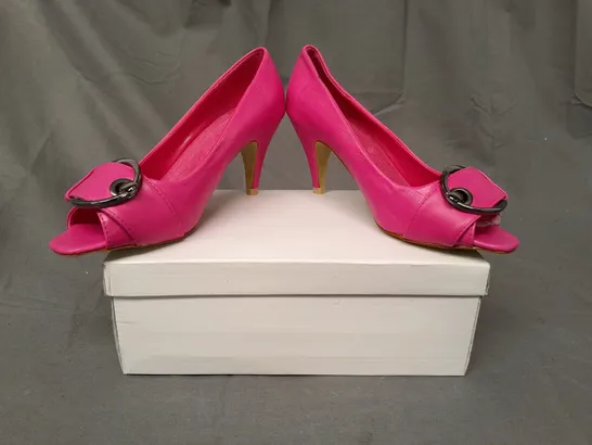 BOXED PAIR OF DESIGNER OPEN TOE MID HEELED SHOES IN FUCHSIA EU SIZE 36