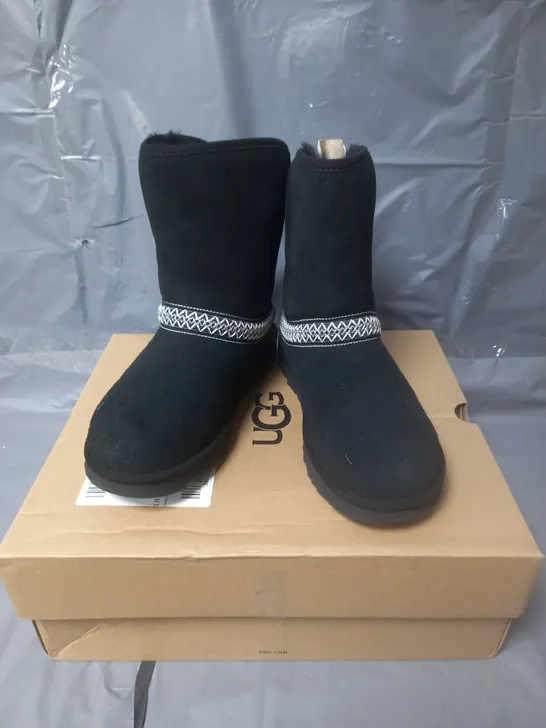 UGG WOMENS CLASSIC SHORT CRESCENT BOOT - BLACK - 6 RRP £170