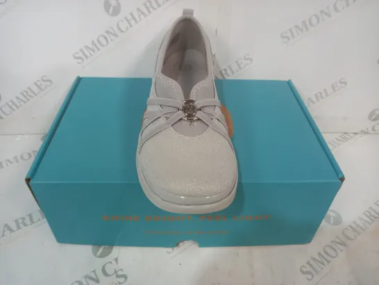 BOXED PAIR OF BZEES SHOES IN LIGHT GREY W. GLITTER EFFECT SIZE 7