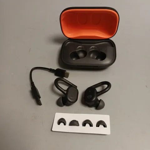 SKULLCANDY WIRELESS SPORT EARBUDS IN BLACK AND CORAL INCLUDES CHARGING CASE, CABLE AND SPARE BUDS
