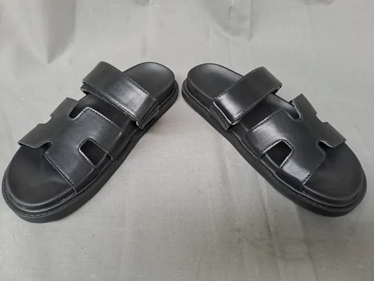 BOXED PAIR OF DESIGNER OPEN TOE FLAT SANDALS IN BLACK EU SIZE 36