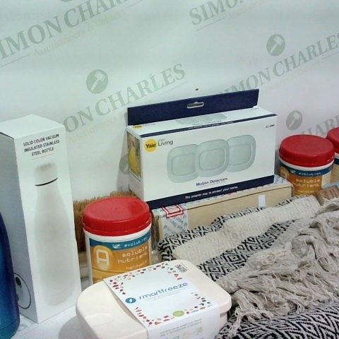 BOX OF APPROXIMATELY 20 ASSORTED ITEMS TO INCLUDE A MOTION DETECTOR SET, PAPER SHOPPING BAG SET AND A STAINLESS STEEL BOTTLE