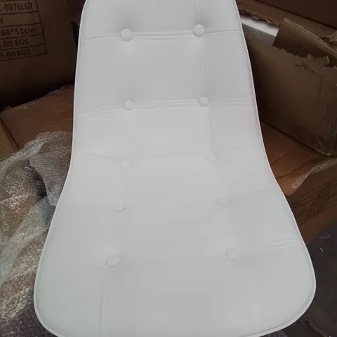 A  BOXED WHITE BUTTON BACK OFFICE SWIVEL CHAIR WITH HEIGHT ADJUSTMENT 