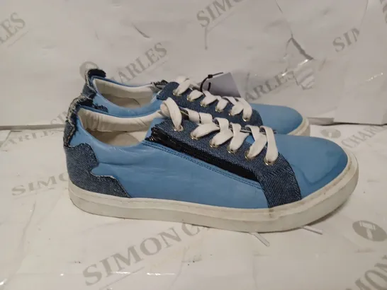 PAIR OF LOW CANVAS LACED TRAINERS IN BLUE - SIZE 39