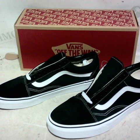 BOXED PAIR OF VANS TRAINERS (BLACK-WHITE), SIZE 8.5 UK (42.5 EU)