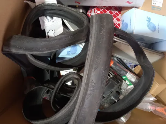 BOX OF APPROXIMATELY 15 ASSORTED CAR AND VEHICLE PARTS AND ACCESSORIES TO INCLUDE CUSTOM STRAPS IN BLUE, V-GROOVE SADDLE SEAT, DISC ROTOR WIPES, ETC - COLLECTION ONLY