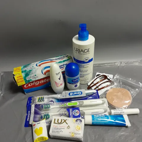 BOX OF APPROXIMATELY 15 COSMETIC ITEMS TO INCLUDE - SAVLON ANTISEPTIC CREAM - ORAL B TOOTHBRUSHES - COLGATE TOOTHPASTE - ETC