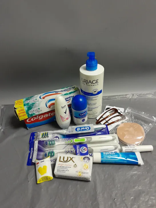 BOX OF APPROXIMATELY 15 COSMETIC ITEMS TO INCLUDE - SAVLON ANTISEPTIC CREAM - ORAL B TOOTHBRUSHES - COLGATE TOOTHPASTE - ETC