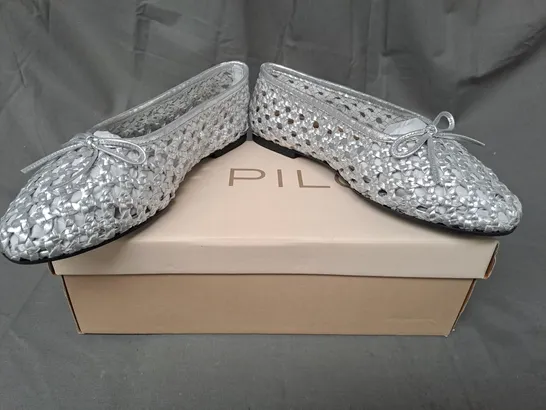 BOXED PAIR OF PILCRO SHOES IN METALLIC SILVER EU SIZE 38