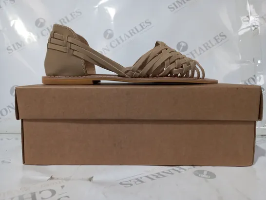 BOXED PAIR OF ASOS DESIGN WIDE FIT FRANCIS LEATHER WOVEN FLAT SANDALS IN TAUPE UK SIZE 6