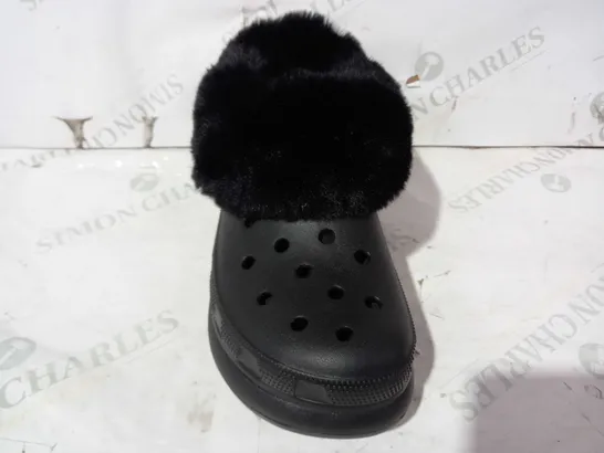 BOXED PAIR OF CROCS CLASSC FUREVER CRUSH FAUX FUR LINED SHOES IN BLACK UK SIZE M5/W6