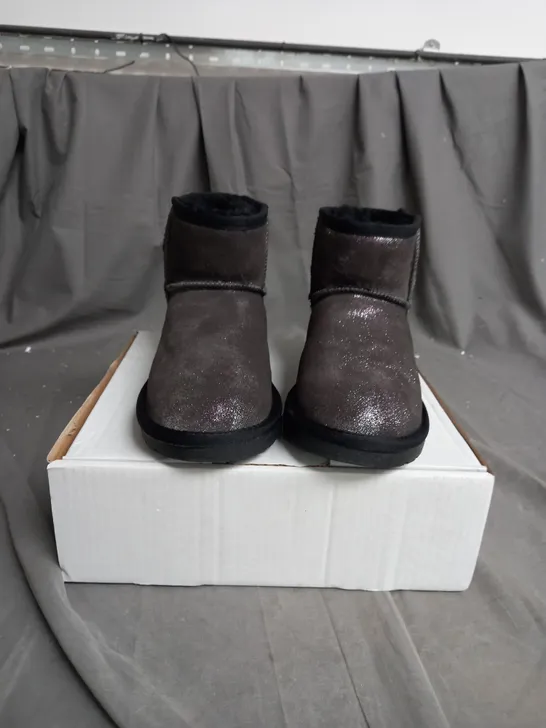 BOXED LOW GLITTER SHOES SIZE 5 