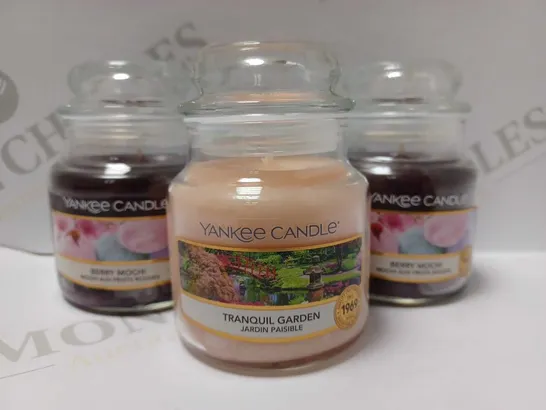 LOT OF APPROX 15 X 104G MIXED YANKEE CANDLES TO INCLUDE TRANQUIL GARDEN & BERRY MOCHI 