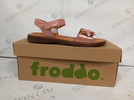 BOXED PAIR OF FRODDO OPEN TOE SANDALS IN PINK W. FLOWER DETAIL EU SIZE 35