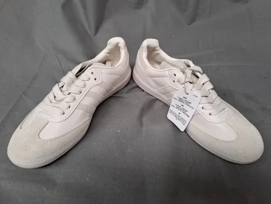 PAIR OF ADIDAS SAMBA SHOES IN CREAM UK SIZE 5