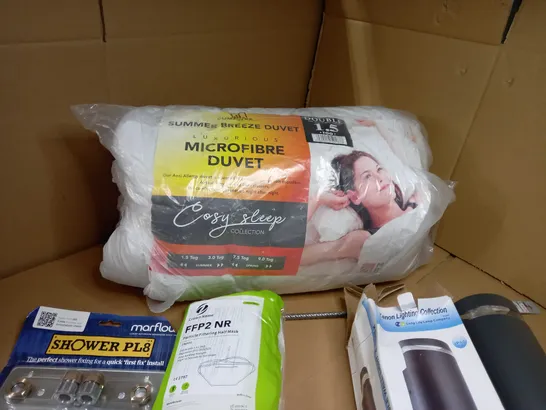 LARGE BOX OF APPROXIMATELY 10 ASSORTED HOUSEHOLD ITEMS TO INCLUDE: DUVET, WALL LIGHT, BATHROOM BRASSWARE