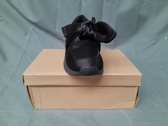 BOX OF APPROXIMATELY 10 PAIRS OF DESIGNER SHOES IN BLACK W. SATIN EFFECT STRAP IN VARIOUS SIZES