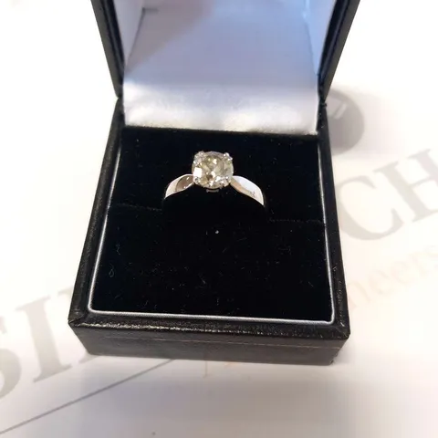18CT WHITE GOLD SOLITAIRE RING SET WITH A NATURAL DIAMOND WEIGHING +1.08CT