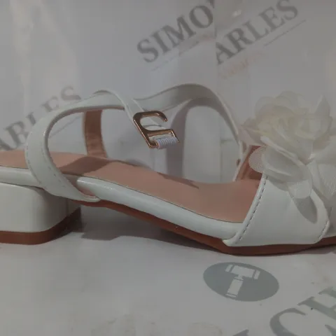 BOXED PAIR OF DESIGNER OPEN TOE LOW HEEL SANDALS IN WHITE W. FLORAL DETAIL EU SIZE 30