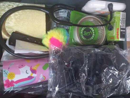 LOT OF APPROXIMATELY 15 ASSORTED HOUSEHOLD ITEMS TO INCLUDE SEATBELT BUCKLE, 6PC HEART CUTTER SET, DOUBLE MALE ADAPTER, ETC