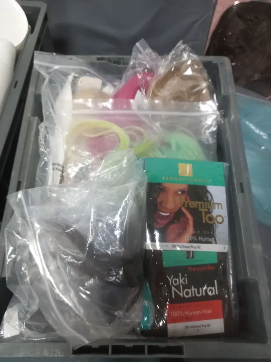 APPROXIMATELY 20 ASSORTED WIGS AND HAIR PIECES. VARIOUS COLOURS AND STYLES