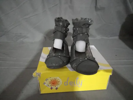 APPROXIMATELY 8 BOXED PAIR OF DEITY JUNIOR KIDS SHOES IN VARIOUS SIZES TO INCLUDE SIZE 33EU