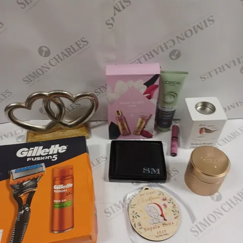 APPROXIMATELY 15 ASSORTED HOUSEHOLD & BEAUTY PRODUCTS TO INCLUDE SANCTUARY SPA GIFT SET, INTERLOCKED HEARTS ORNAMENT, GILLETTE RAZOR SET ETC 