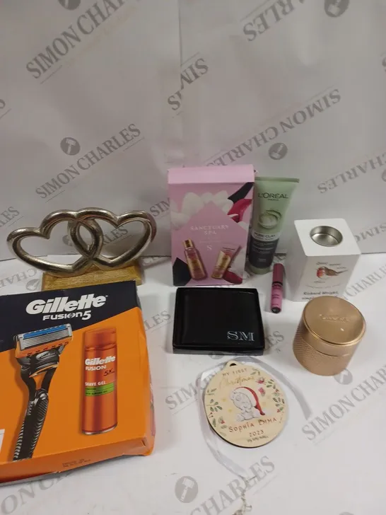 APPROXIMATELY 15 ASSORTED HOUSEHOLD & BEAUTY PRODUCTS TO INCLUDE SANCTUARY SPA GIFT SET, INTERLOCKED HEARTS ORNAMENT, GILLETTE RAZOR SET ETC 