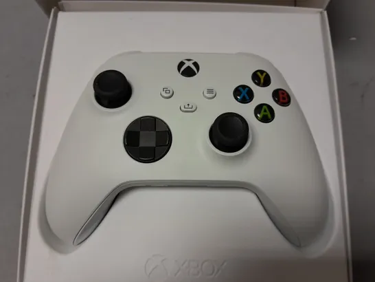 BOXED XBOX CONTROLLER IN WHITE