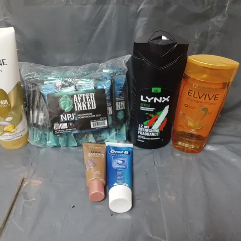 APPROXIMATELY 20 ASSORTED COSMETIC PRODUCTS TO INCLUDE LYNX AFRICA SHOWER GEL, PANTENE CONDITIONER AND AFTER INKED TATTOO CARE SACHETS 