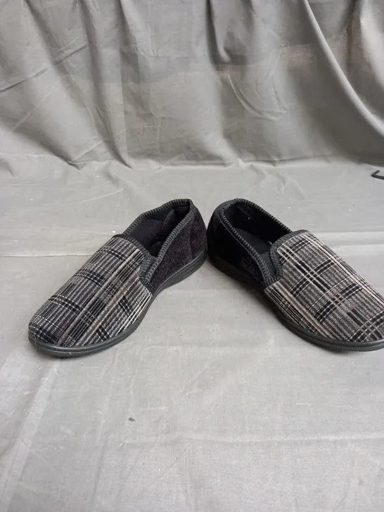 BOX OF 10 PAIRS OF MENS SLIPPERS IN GREY TARTAN - VARIOUS SIZES